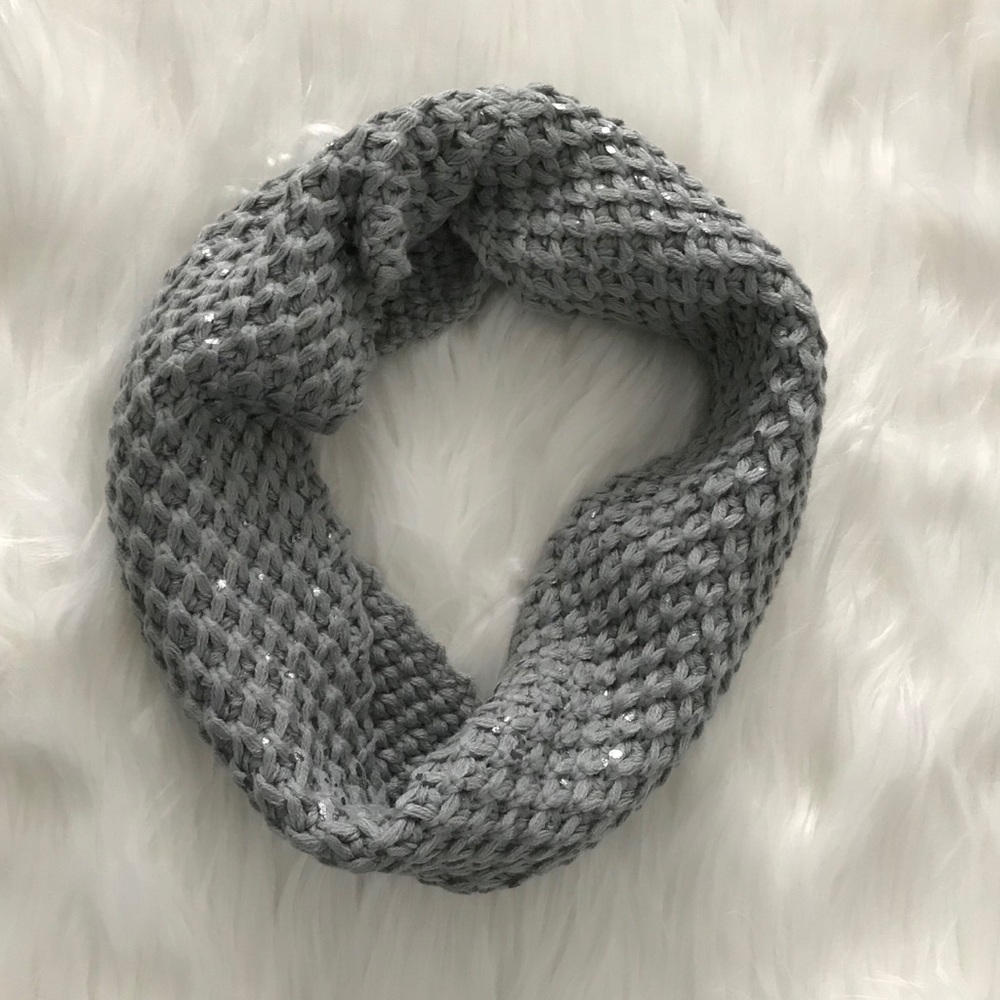 NWOT Gray & Silver Chunky Knit Scarf